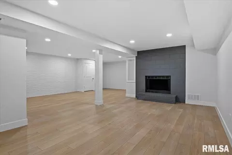 Living - 3501 Buckeye Dr, Springfield, IL 62712 photo 8 of 8