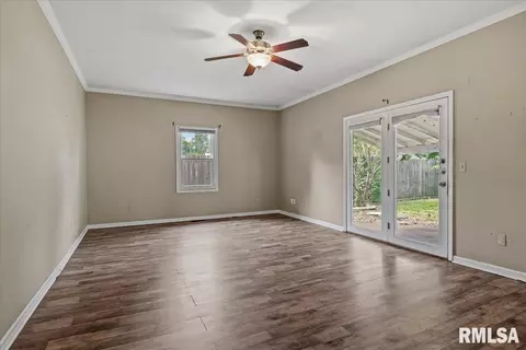 Living - 29 Longbow Ln, Springfield, IL 62704 photo 1 of 3