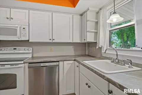 Kitchen - 29 Longbow Ln, Springfield, IL 62704 photo 1 of 3