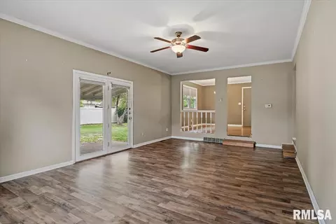 Living - 29 Longbow Ln, Springfield, IL 62704 photo 2 of 3