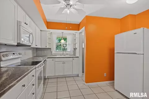 Kitchen - 29 Longbow Ln, Springfield, IL 62704 photo 2 of 3