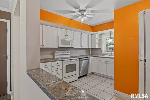 Kitchen - 29 Longbow Ln, Springfield, IL 62704 photo 3 of 3