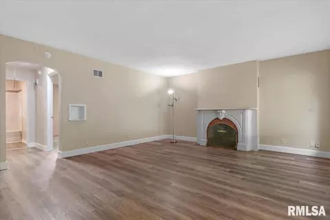 Living - 201 S Walnut St, Springfield, IL 62704 photo 1 of 5