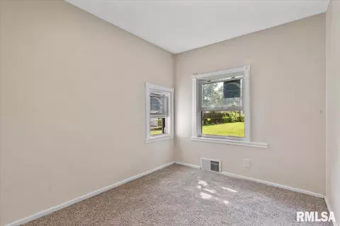 Bedroom - 201 S Walnut St, Springfield, IL 62704 photo 5 of 6