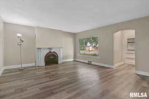 Living - 201 S Walnut St, Springfield, IL 62704 photo 2 of 5