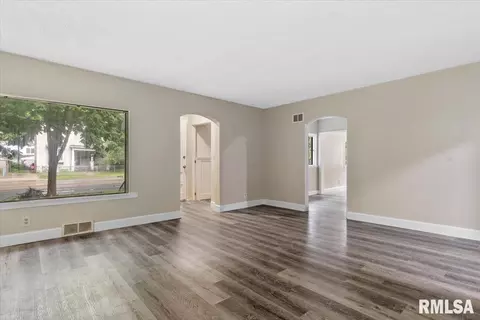 Living - 201 S Walnut St, Springfield, IL 62704 photo 4 of 5