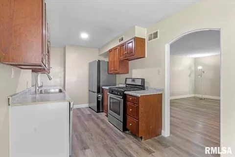 Entry Way - 201 S Walnut St, Springfield, IL 62704 photo 3 of 4