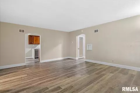 Living - 201 S Walnut St, Springfield, IL 62704 photo 3 of 5