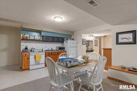 Kitchen - 4124 Camomile Ln, Springfield, IL 62711 photo 4 of 4