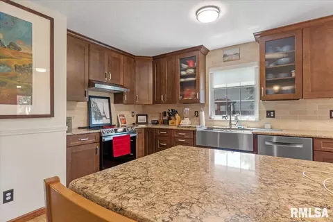 Kitchen - 4124 Camomile Ln, Springfield, IL 62711 photo 2 of 4