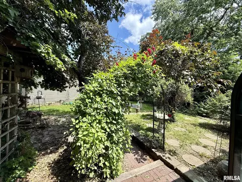 Exterior - 2452 S 5th St, Springfield, IL 62703 photo 6 of 9