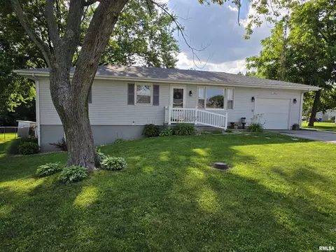 105 Jones St, Woodson, IL 62695