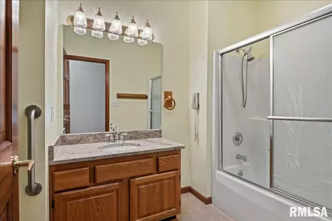 Bath - 5004 Eagle Rdg, Springfield, IL 62711 photo 1 of 3