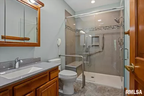 Bath - 5004 Eagle Rdg, Springfield, IL 62711 photo 2 of 3