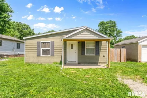 703 N 5th St, Auburn, IL 62615
