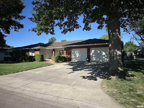1219 Frisina St, Pawnee, IL 62558