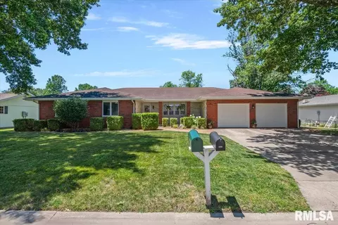 1219 Frisina St, Pawnee, IL 62558