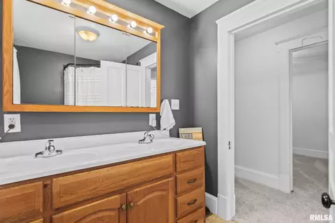 Bath - 1225 N Franklin Ave, Springfield, IL 62702 photo 3 of 3