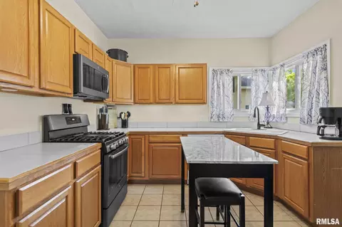 Kitchen - 1225 N Franklin Ave, Springfield, IL 62702 photo 4 of 6