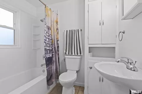 Bath - 1225 N Franklin Ave, Springfield, IL 62702 photo 1 of 3