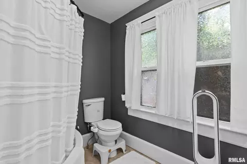 Bath - 1225 N Franklin Ave, Springfield, IL 62702 photo 2 of 3