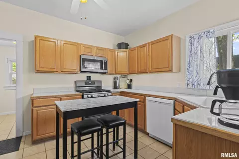 Kitchen - 1225 N Franklin Ave, Springfield, IL 62702 photo 2 of 6