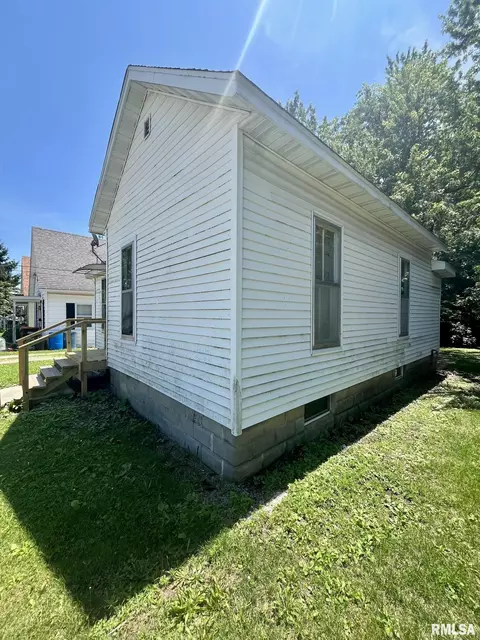 610 E Gandy St, Taylorville, IL 62568 photo 5