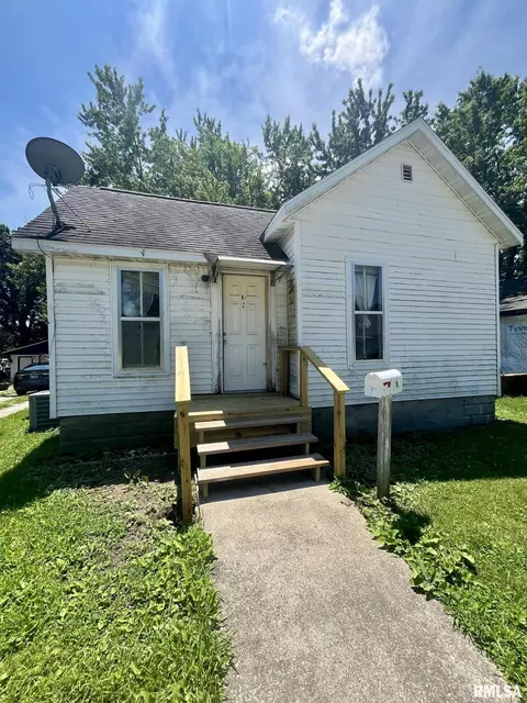 610 E Gandy St, Taylorville, IL 62568 photo 3