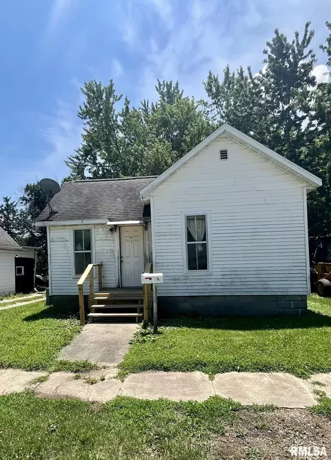 610 E Gandy St, Taylorville, IL 62568 photo 2