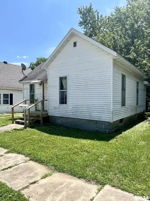 610 E Gandy St, Taylorville, IL 62568