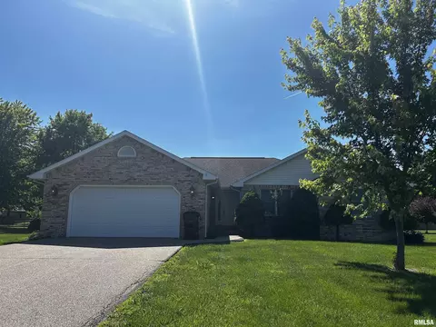 3829 Lake Dr, Taylorville, IL 62568
