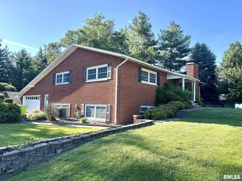 5 Queens Ln, Jacksonville, IL 62650
