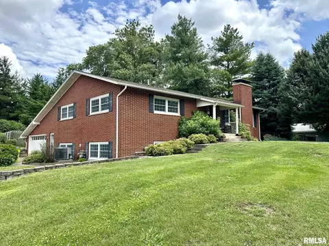 5 Queens Ln, Jacksonville, IL 62650