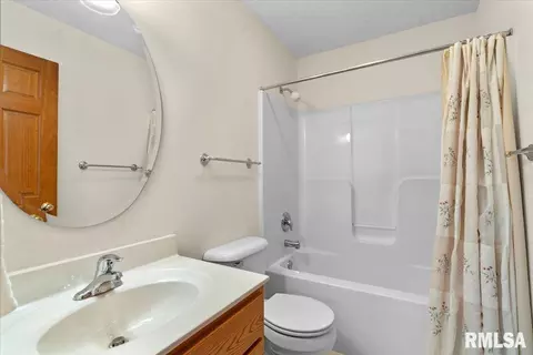 Bath - 7109 Preston Dr, Springfield, IL 62711 photo 2 of 2