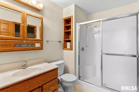 Bath - 7109 Preston Dr, Springfield, IL 62711 photo 1 of 2