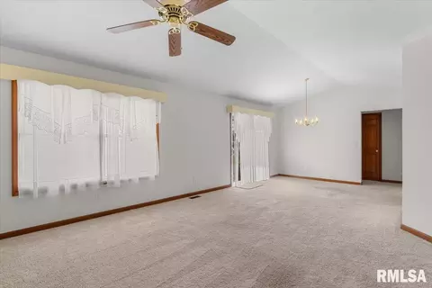 Living - 7109 Preston Dr, Springfield, IL 62711 photo 2 of 5