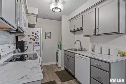 Kitchen - 343 Durkin Dr, Springfield, IL 62704 photo 3 of 4