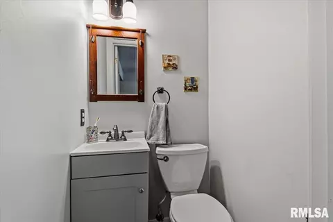Bath - 343 Durkin Dr, Springfield, IL 62704 photo 1 of 2
