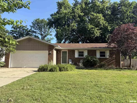 612 Hackberry Rd, Chatham, IL 62629