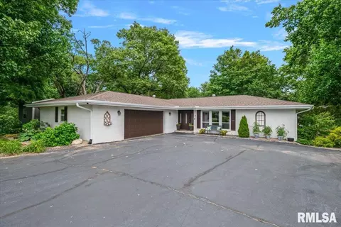6 Glenco Ct, Taylorville, IL 62568
