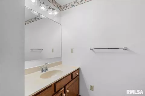 Bath - 18 Macbride Rd, Springfield, IL 62712 photo 1 of 2