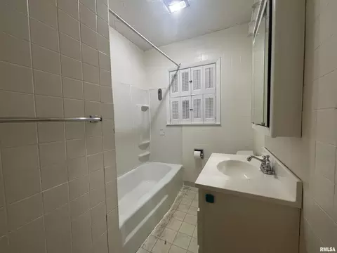 Bath - 145 N Illinois St, Springfield, IL 62702 photo 1 of 2