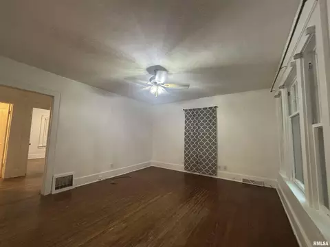 Living - 145 N Illinois St, Springfield, IL 62702 photo 2 of 4