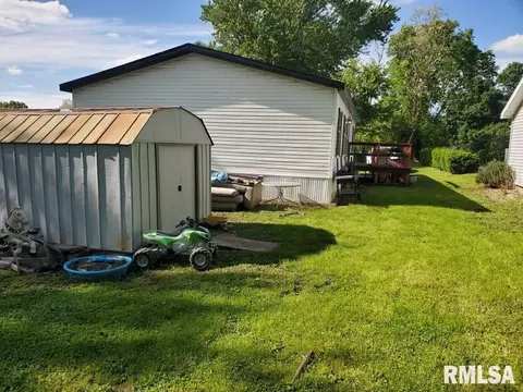 Exterior - 205-207 W Perkins St, Payson, IL 62360 photo 5 of 8