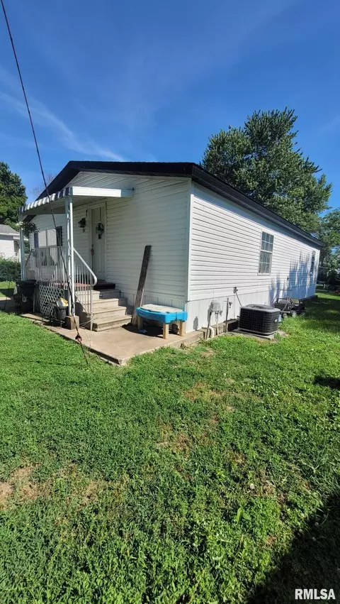 Exterior - 205-207 W Perkins St, Payson, IL 62360 photo 2 of 8
