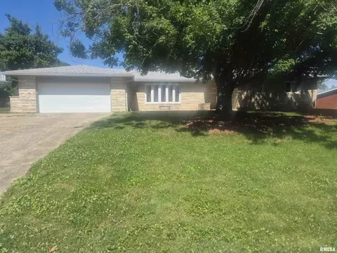 12 Terry Dr, Jacksonville, IL 62650