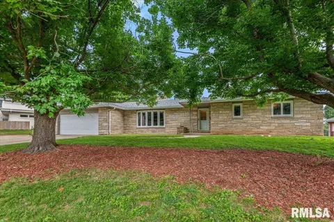 12 Terry Dr, Jacksonville, IL 62650
