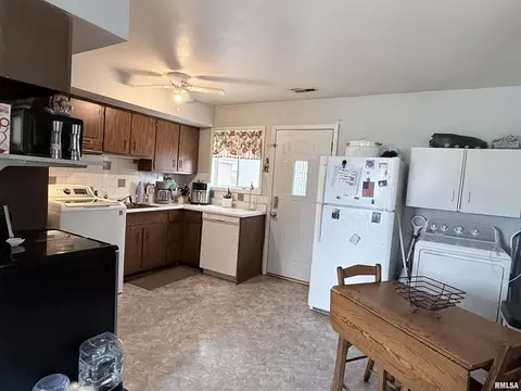 Kitchen - 3230 Buckner St, Springfield, IL 62703 photo 1 of 2