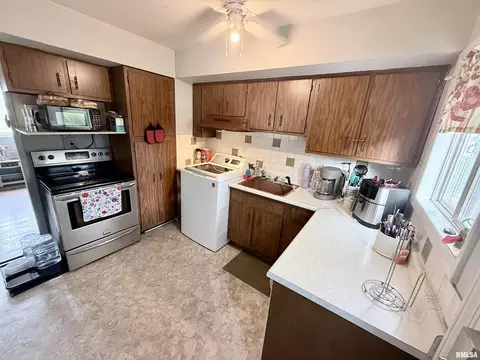 Kitchen - 3230 Buckner St, Springfield, IL 62703 photo 2 of 2