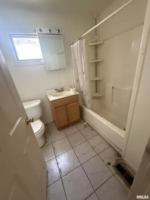 Bath - 1800 N 9th St, Springfield, IL 62702 photo 1 of 1